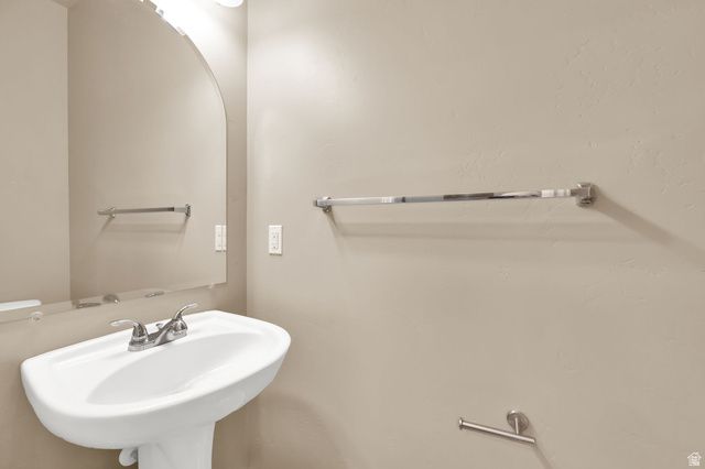 36 E OPEQUON RD, Sandy, UT 84070