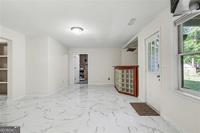 2120 Thorndale Drive SW, Lilburn, GA 30047