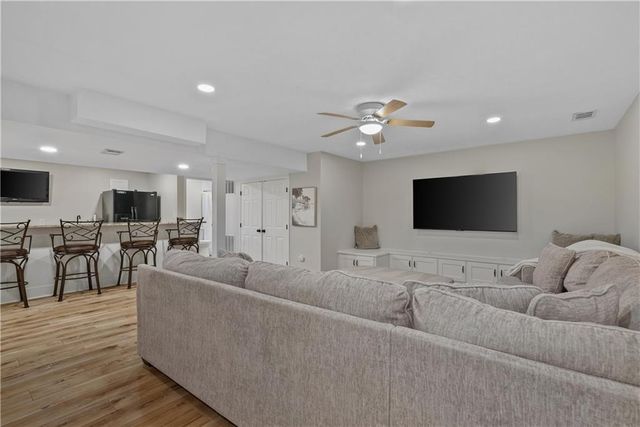 11104 W 109th Terrace, Overland Park, KS 66210