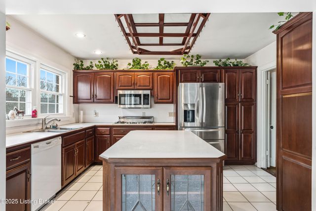 42 Calumet Rd, Louisville, KY 40207