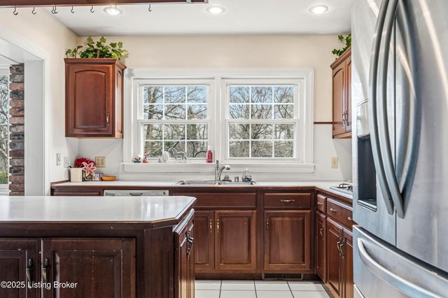 42 Calumet Rd, Louisville, KY 40207