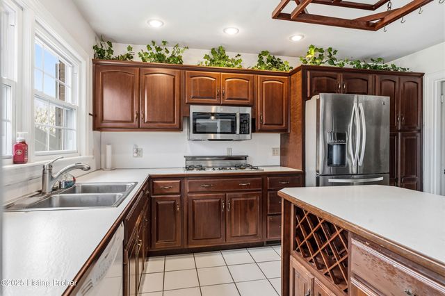 42 Calumet Rd, Louisville, KY 40207