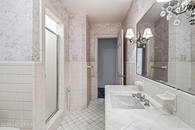 42 Calumet Rd, Louisville, KY 40207