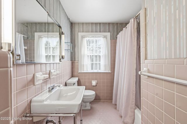 42 Calumet Rd, Louisville, KY 40207