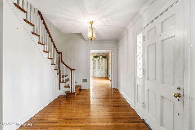 42 Calumet Rd, Louisville, KY 40207