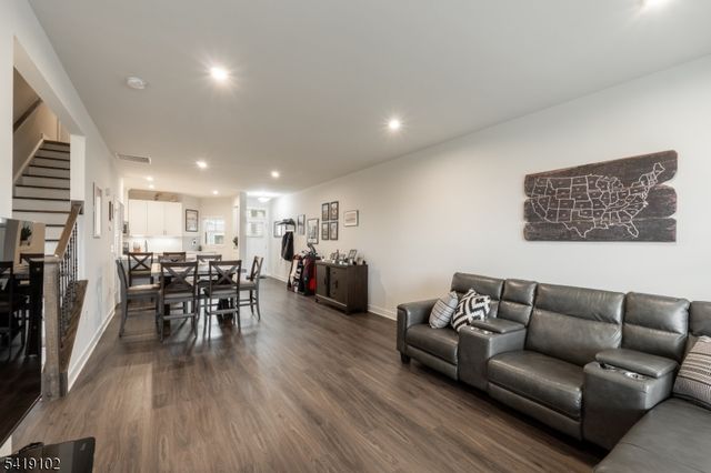 18 Sparrowhawk St, Washington Twp., NJ 07882