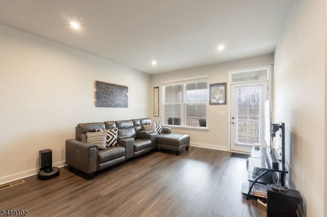 18 Sparrowhawk St, Washington Twp., NJ 07882