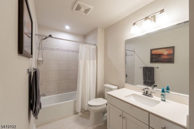 18 Sparrowhawk St, Washington Twp., NJ 07882