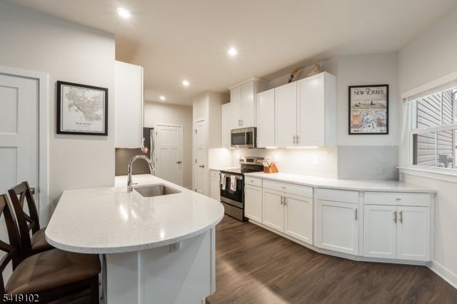 18 Sparrowhawk St, Washington Twp., NJ 07882