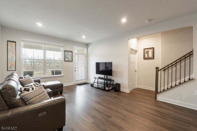 18 Sparrowhawk St, Washington Twp., NJ 07882