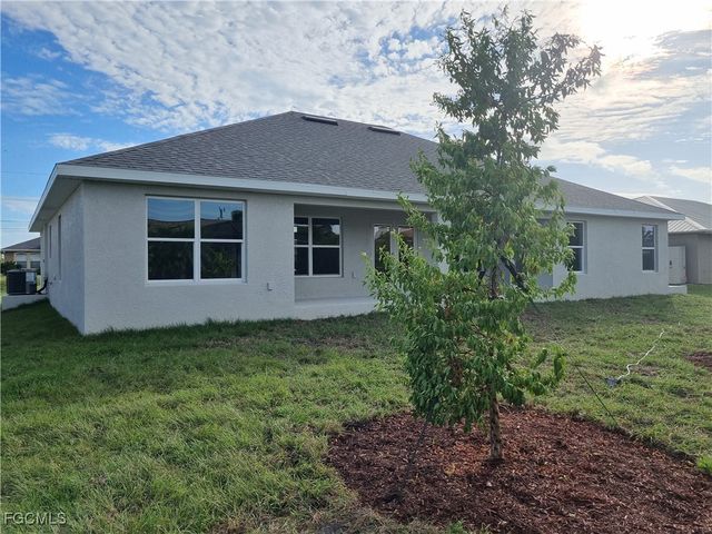 201 NW 9th TER, Cape Coral, FL 33993