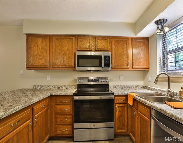 12966 Bryce Canyon Drive B, Maryland Heights, MO 63043