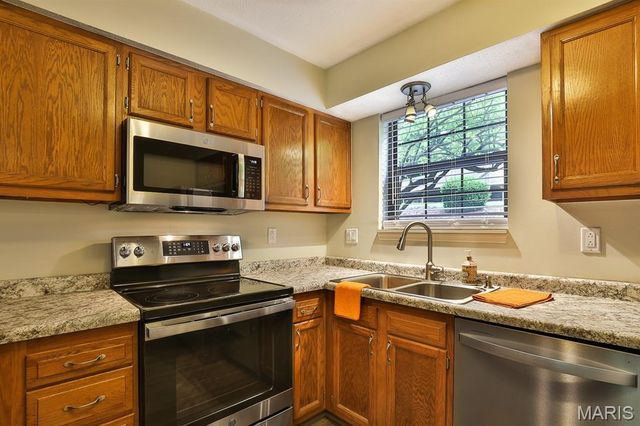 12966 Bryce Canyon Drive B, Maryland Heights, MO 63043