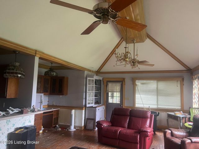 2209 Bashford Manor Ln, Louisville, KY 40218