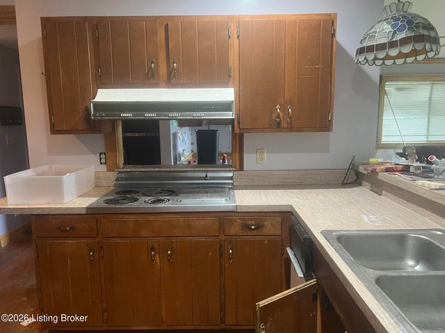 2209 Bashford Manor Ln, Louisville, KY 40218