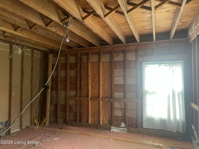 2209 Bashford Manor Ln, Louisville, KY 40218