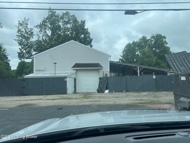 2209 Bashford Manor Ln, Louisville, KY 40218