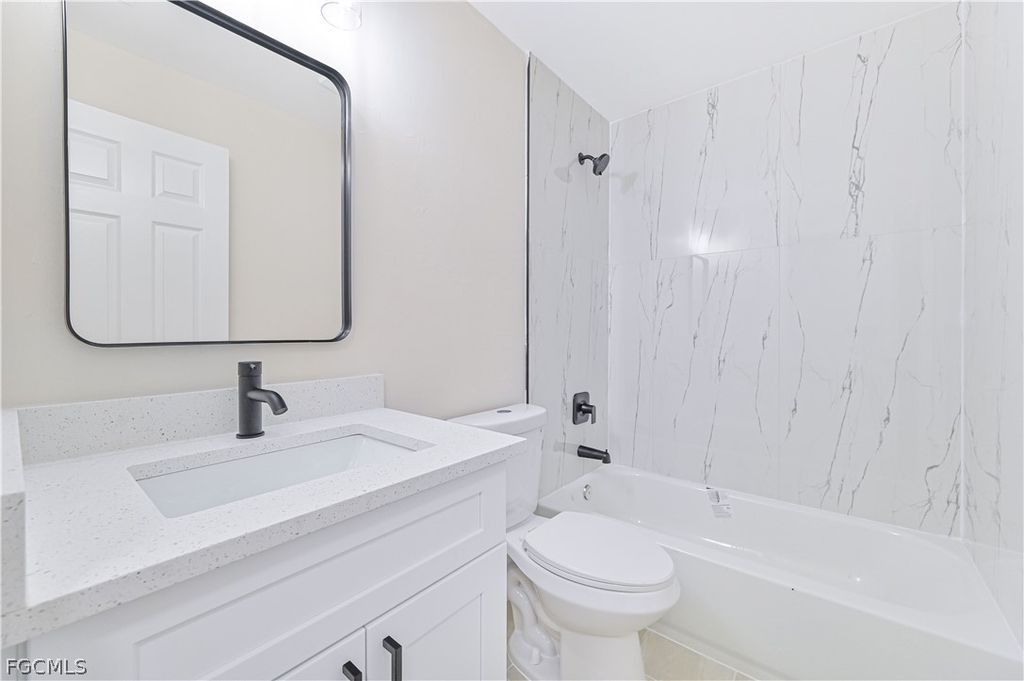 Image 12 of property listing at 115 SE 24th AVE A-B, Cape Coral, FL 33990