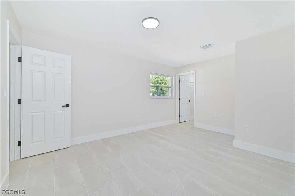 Image 13 of property listing at 115 SE 24th AVE A-B, Cape Coral, FL 33990