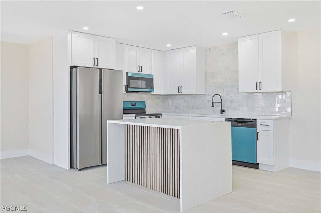 Image 21 of property listing at 115 SE 24th AVE A-B, Cape Coral, FL 33990