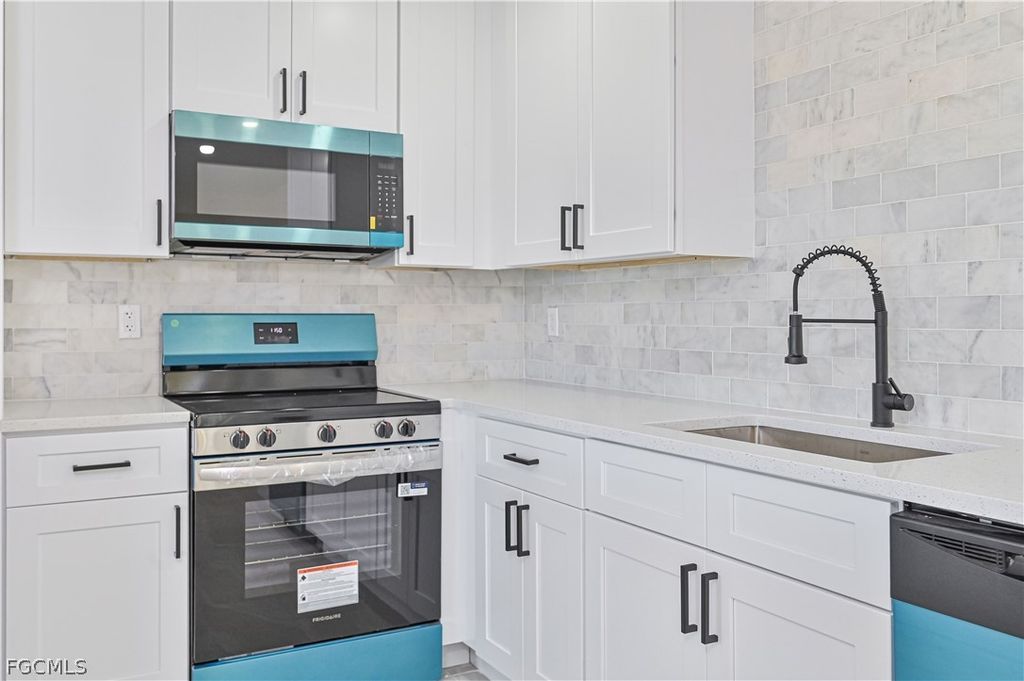 Image 22 of property listing at 115 SE 24th AVE A-B, Cape Coral, FL 33990