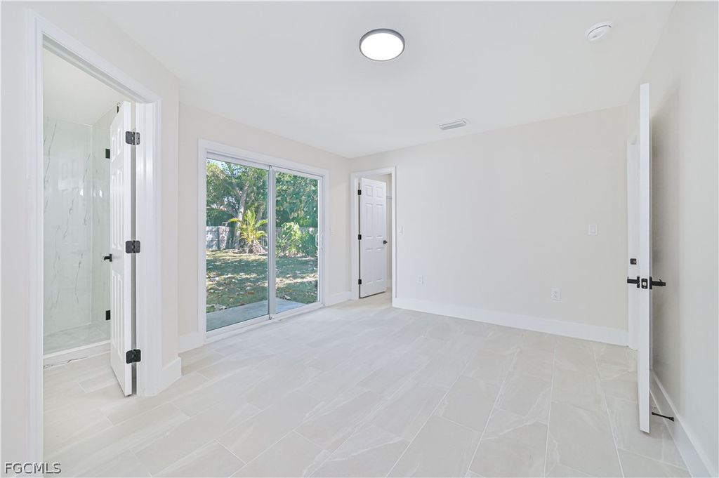 Image 33 of property listing at 115 SE 24th AVE A-B, Cape Coral, FL 33990