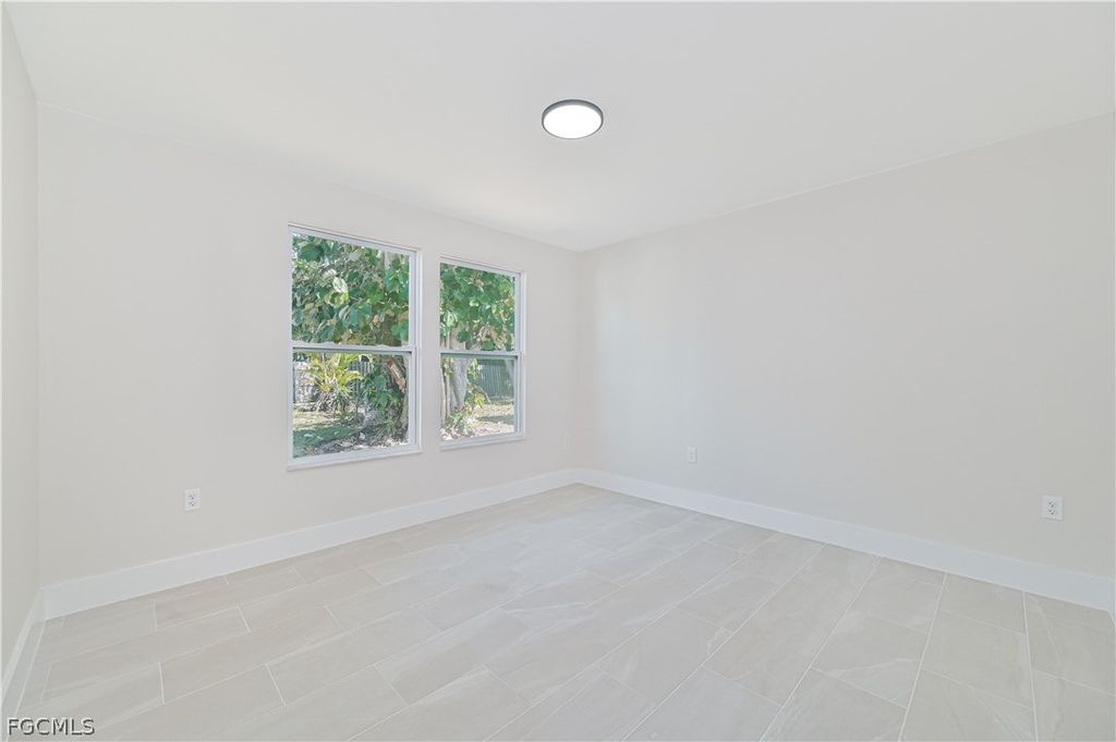 Image 35 of property listing at 115 SE 24th AVE A-B, Cape Coral, FL 33990