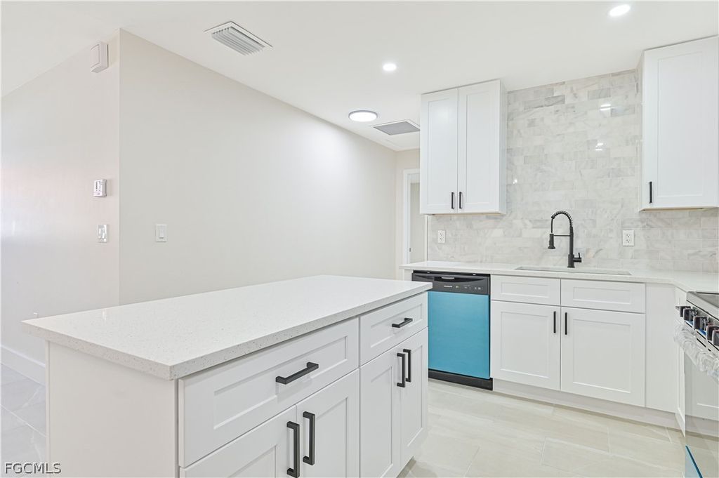 Image 6 of property listing at 115 SE 24th AVE A-B, Cape Coral, FL 33990