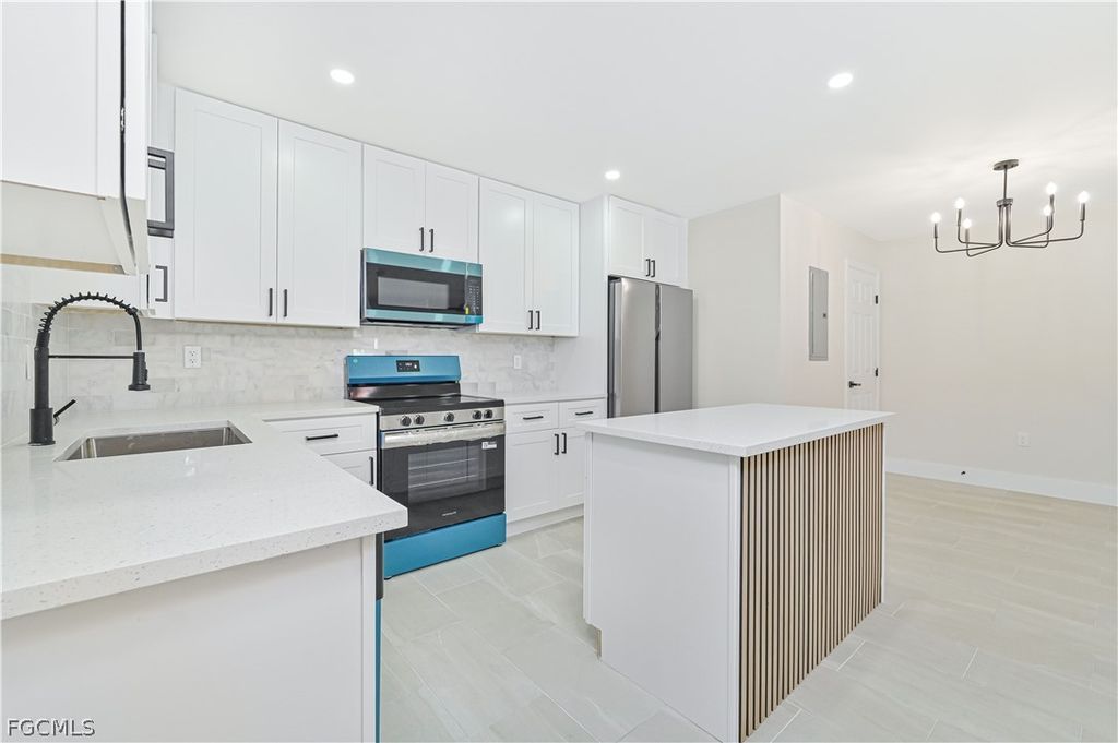 Image 8 of property listing at 115 SE 24th AVE A-B, Cape Coral, FL 33990