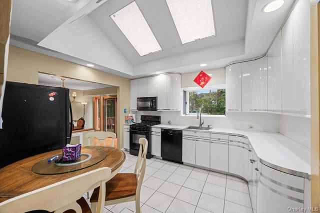 35 Hilldale Road, Albertson, NY 11507