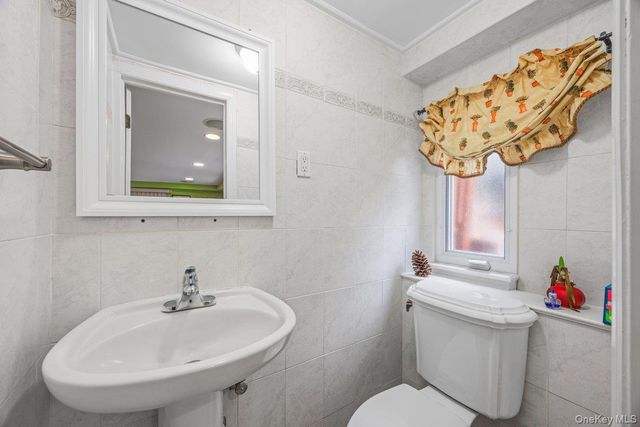 35 Hilldale Road, Albertson, NY 11507