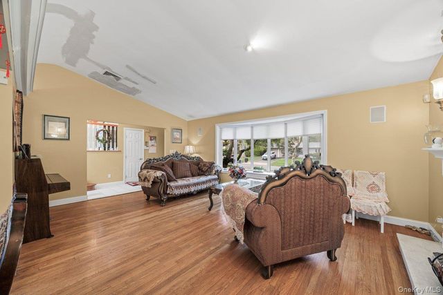 35 Hilldale Road, Albertson, NY 11507