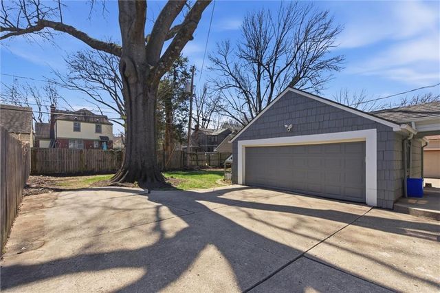 627 E 74TH Street, Kansas City, MO 64131