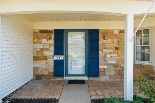 23 Sweetbriar Rd, Franklin Twp., NJ 08873