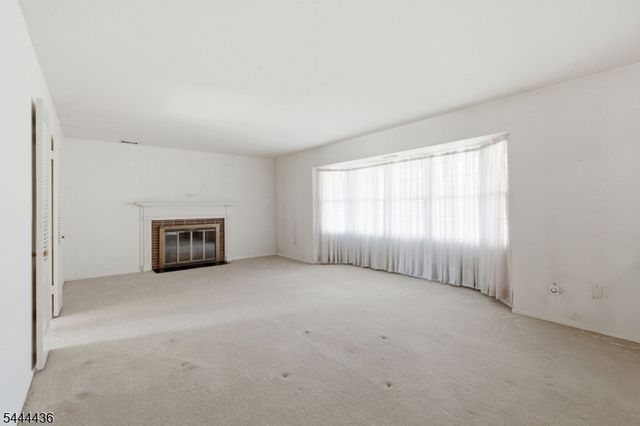 23 Sweetbriar Rd, Franklin Twp., NJ 08873