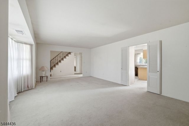 23 Sweetbriar Rd, Franklin Twp., NJ 08873