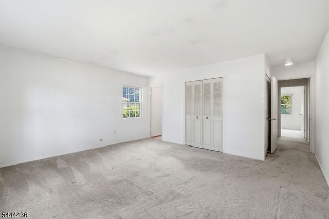 23 Sweetbriar Rd, Franklin Twp., NJ 08873