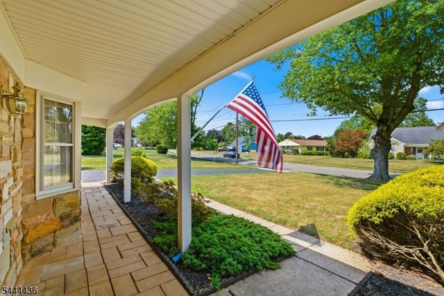 23 Sweetbriar Rd, Franklin Twp., NJ 08873