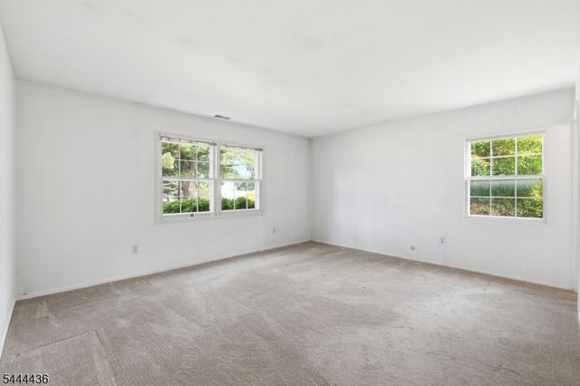23 Sweetbriar Rd, Franklin Twp., NJ 08873