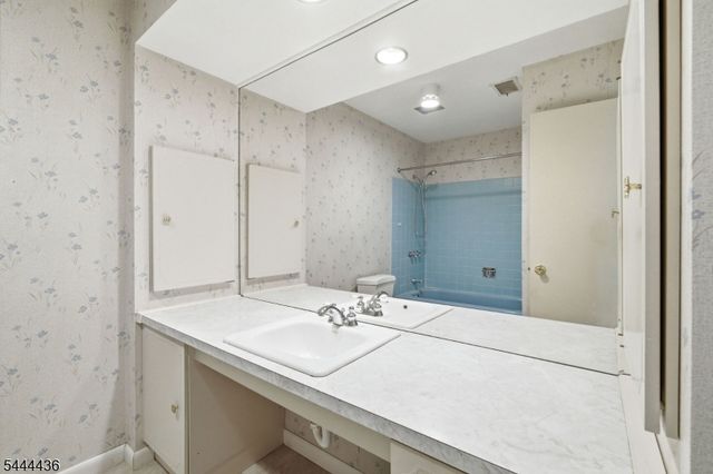 23 Sweetbriar Rd, Franklin Twp., NJ 08873