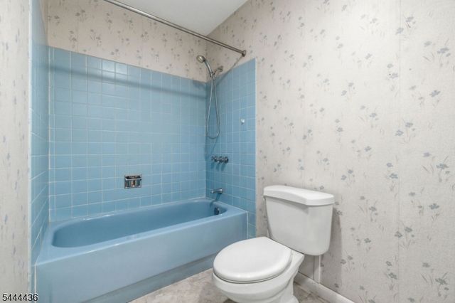 23 Sweetbriar Rd, Franklin Twp., NJ 08873