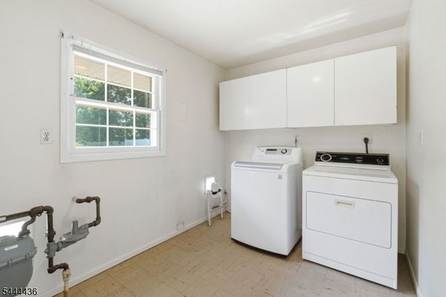 23 Sweetbriar Rd, Franklin Twp., NJ 08873