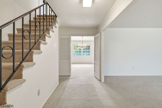 23 Sweetbriar Rd, Franklin Twp., NJ 08873