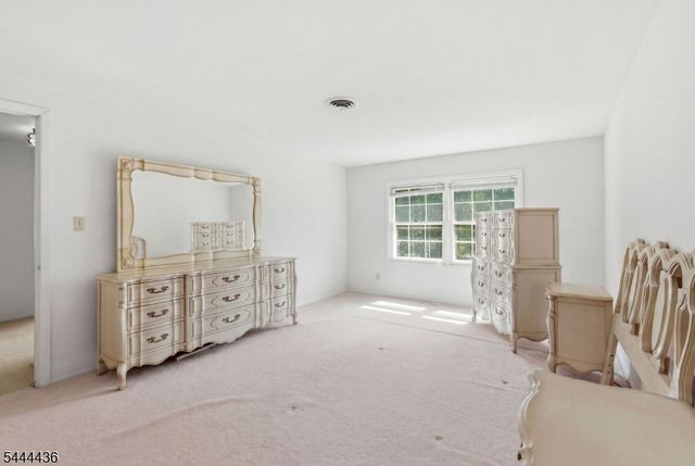 23 Sweetbriar Rd, Franklin Twp., NJ 08873