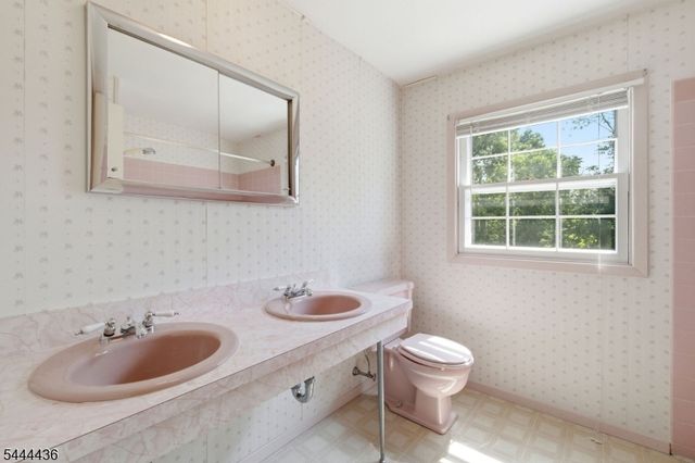 23 Sweetbriar Rd, Franklin Twp., NJ 08873