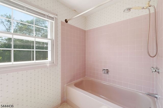 23 Sweetbriar Rd, Franklin Twp., NJ 08873