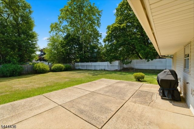 23 Sweetbriar Rd, Franklin Twp., NJ 08873