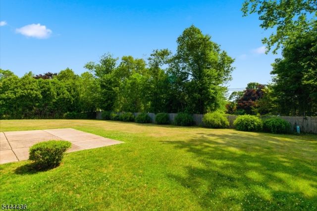 23 Sweetbriar Rd, Franklin Twp., NJ 08873