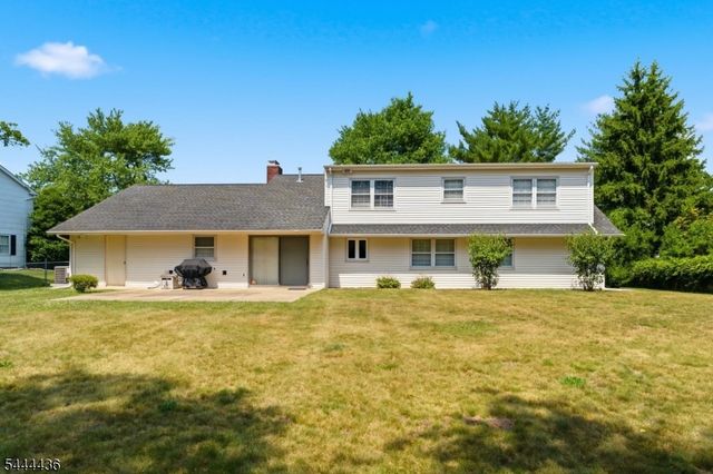 23 Sweetbriar Rd, Franklin Twp., NJ 08873