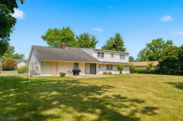 23 Sweetbriar Rd, Franklin Twp., NJ 08873